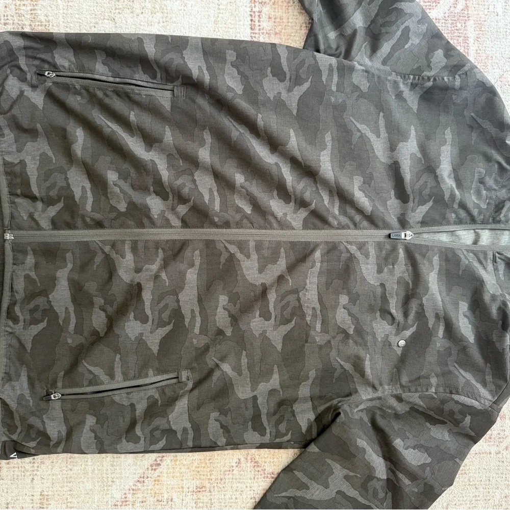 Vuori Men's Dark Camouflage Performance Jacket - Picture 2 of 3